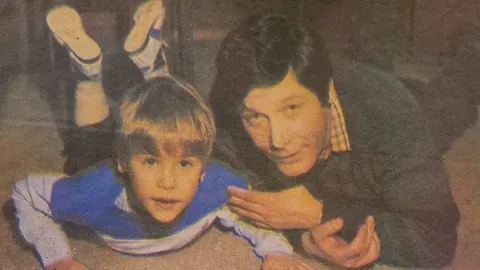 Ivica Vidović i sin Luka leže na podu u opuštenom trenutku