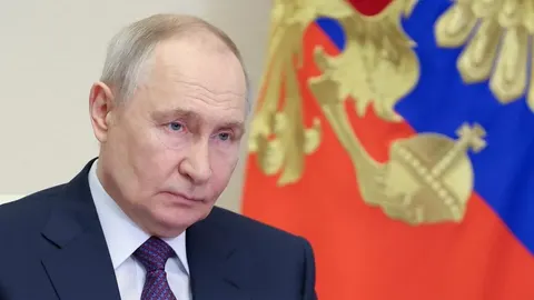 Portret Vladimira Putina ispred ruske zastave