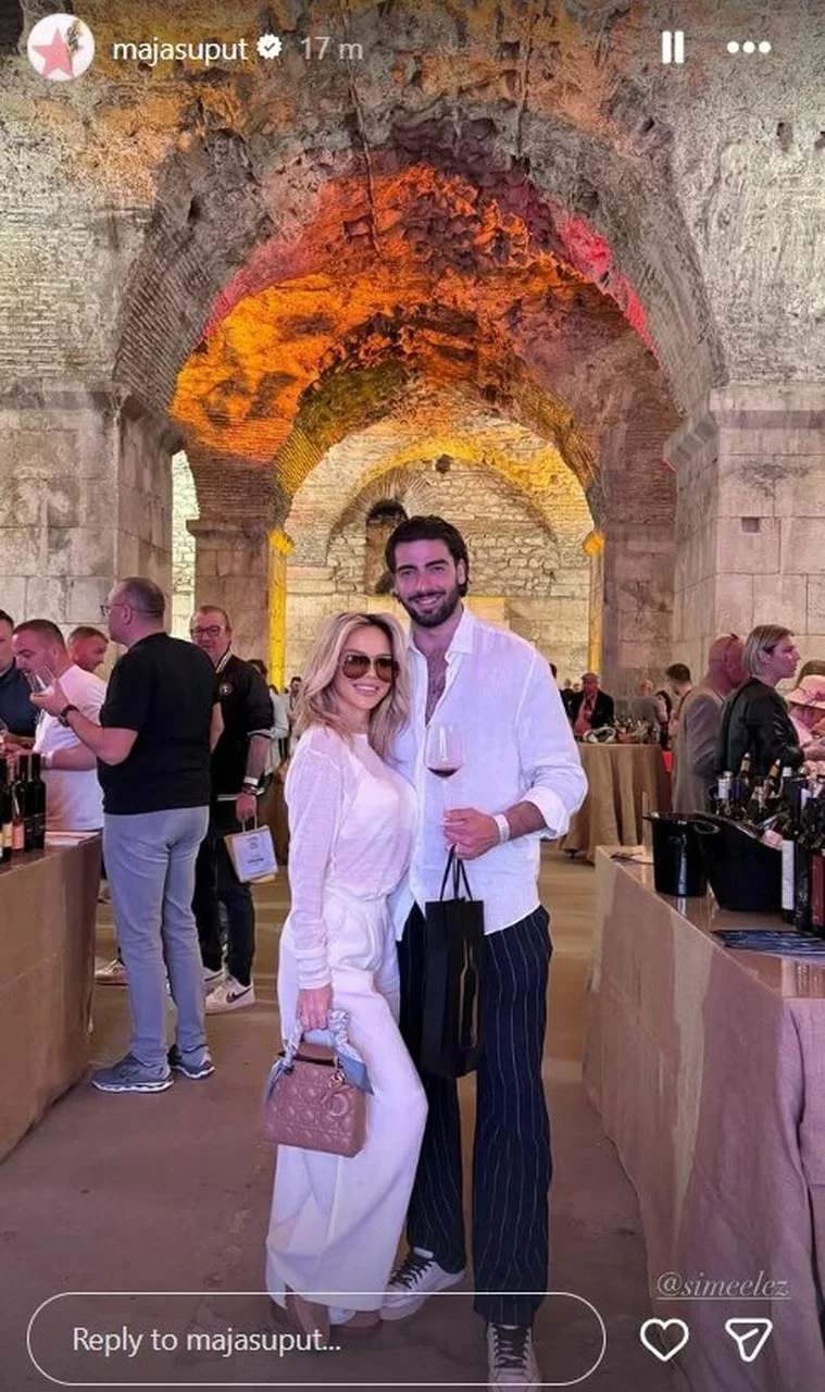 Maja Šuput u bijelom kombinezonu i Šime Elez na vinskom festivalu.
