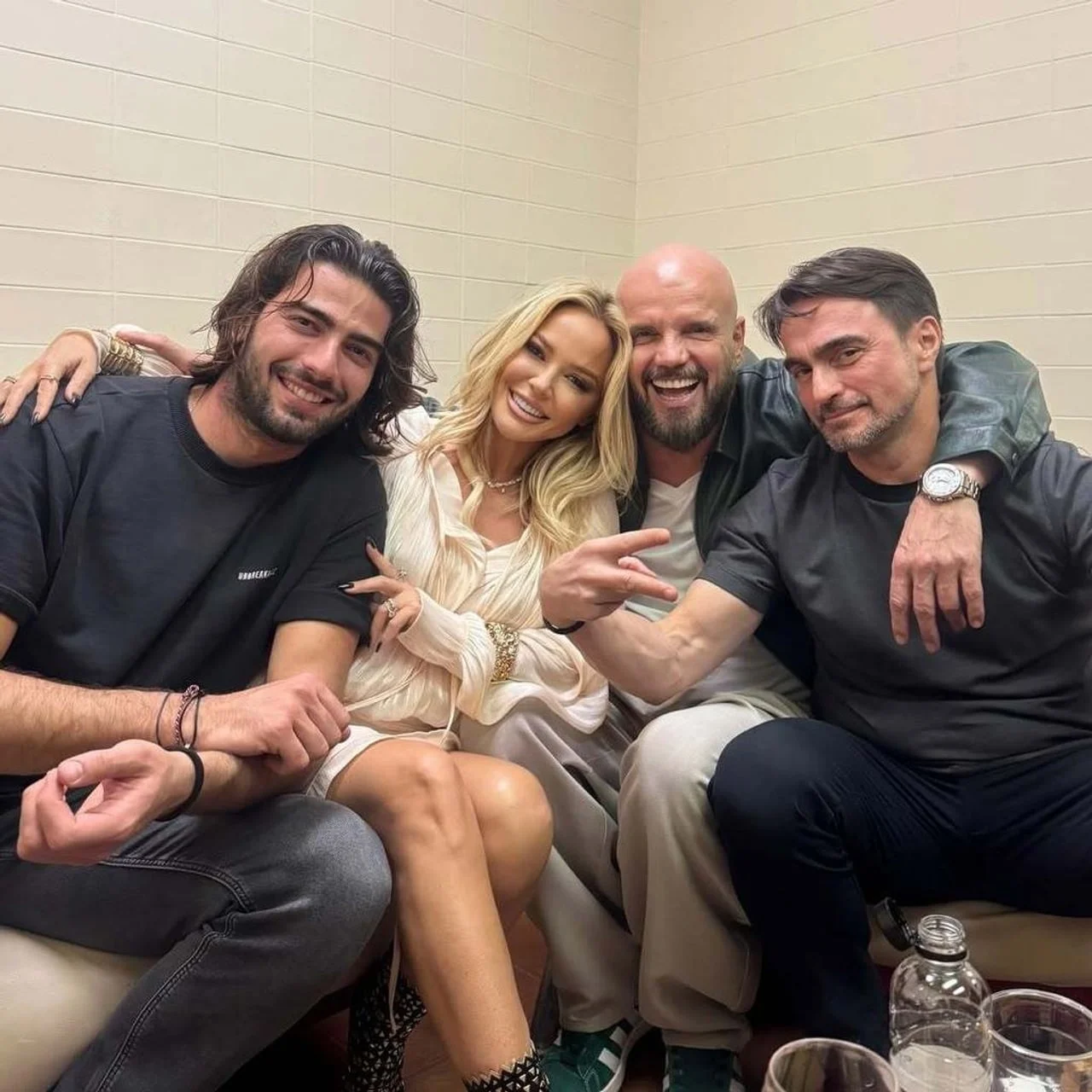 Maja Šuput, Šime Elez i Jole u opuštenom druženju u garderobi.