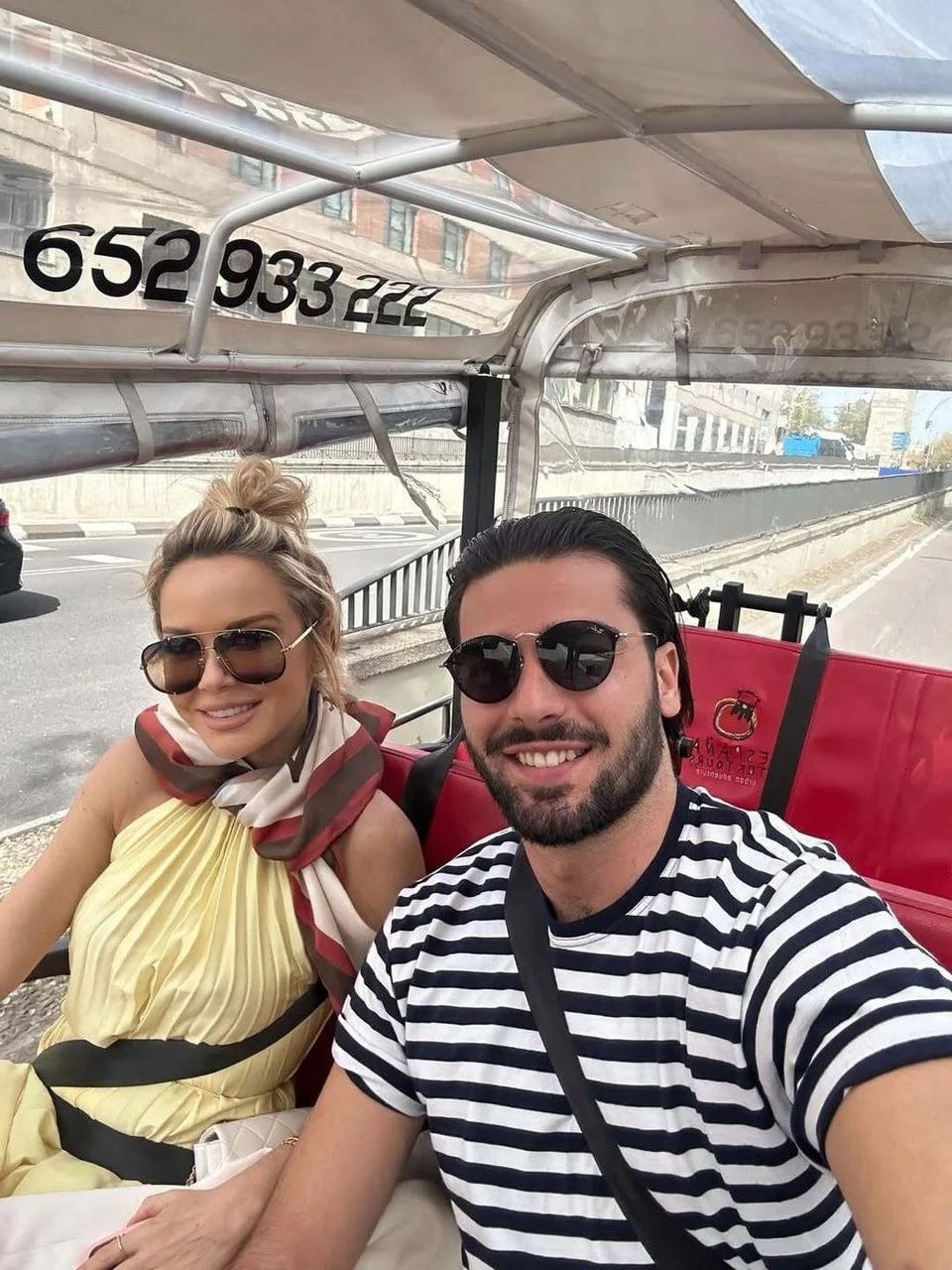 Maja Šuput i Šime Elez voze se u turističkom vozilu otvorenog krova.