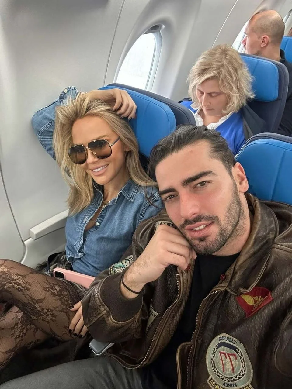 Maja Šuput i Šime Elez snimaju selfie u zrakoplovu tijekom leta.