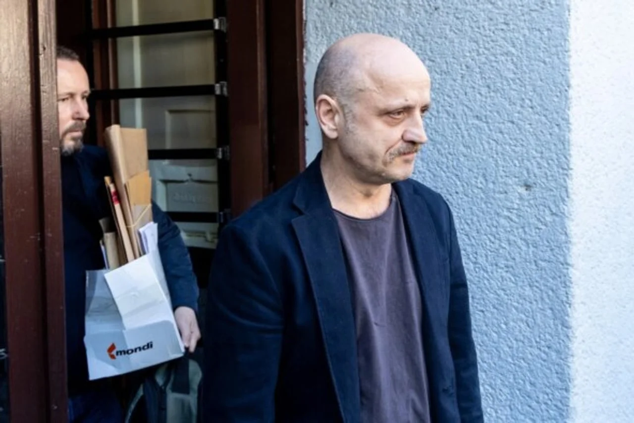 Mile Kekin izlazi iz zgrade s ozbiljnim izrazom lica.