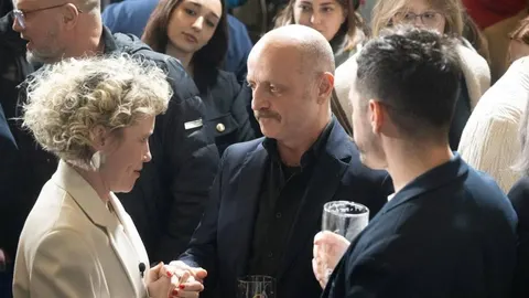 Mile Kekin u razgovoru s plavokosom ženom na javnom događanju.