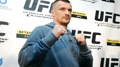 Mirko Cro Cop Filipović u borbenom stavu ispred UFC logotipa
