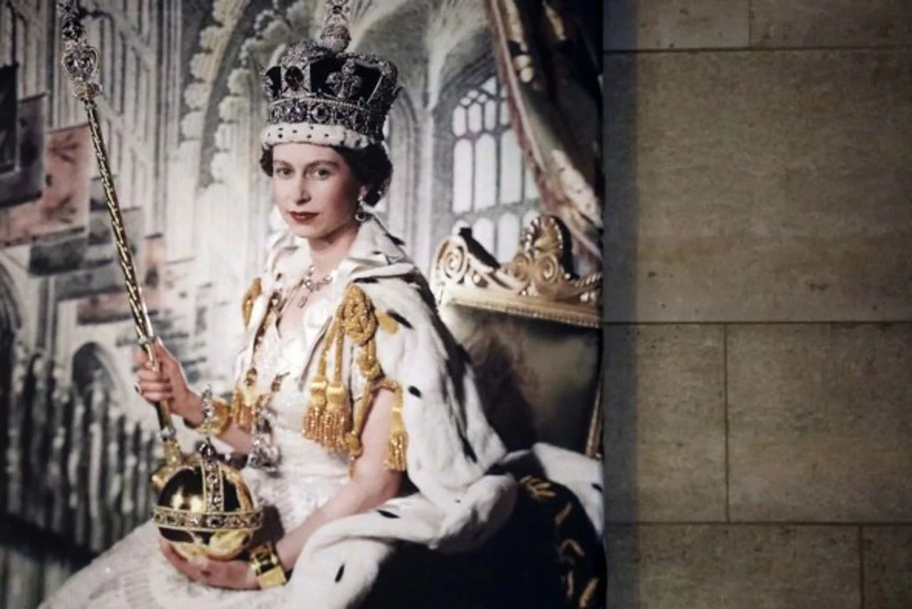 Službeni portret Elizabete II. s kraljevskim obilježjima