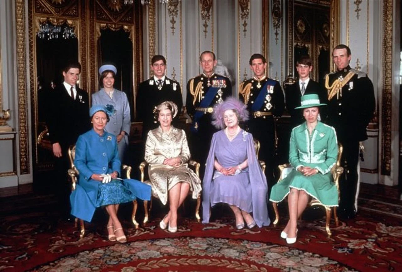 Grupni portret kraljevske obitelji u svečanim odorama