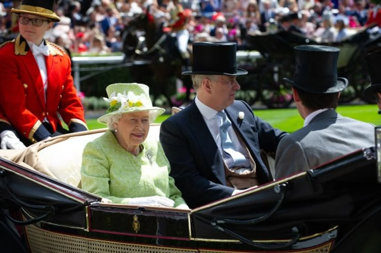 Kraljica u zelenom kostimu s princom Andrewom u kočiji