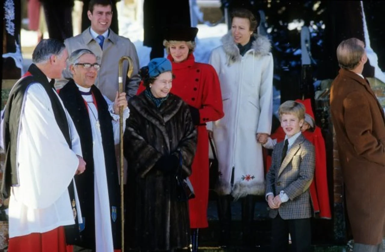 Kraljevska obitelj ispred crkve u Sandringhamu