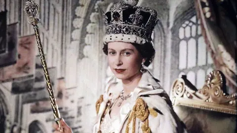 Kraljica Elizabeta II. s krunom i žezlom na dan krunidbe