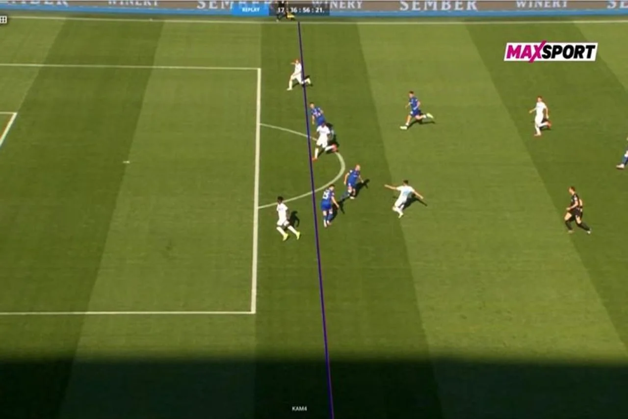 VAR snimka s povučenom plavom linijom zaleđa tijekom nogometne utakmice.