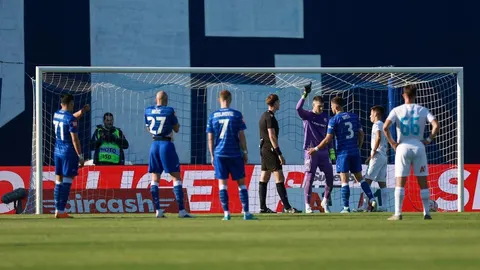 Nogometaši Dinama i Rijeke s u razgovoru sa sucem ispred gola na Maksimiru.