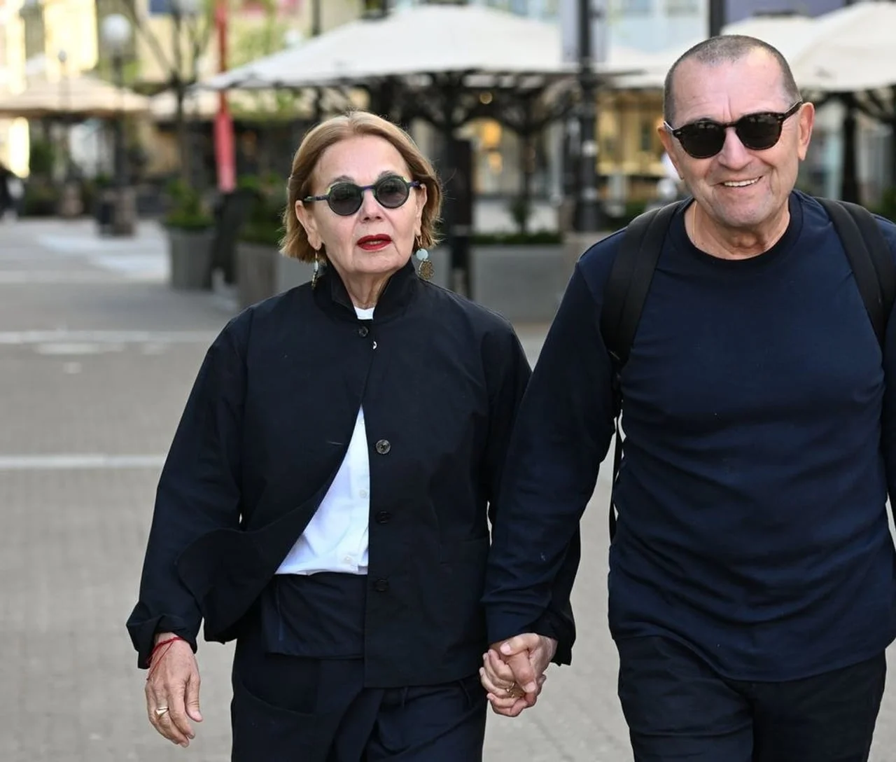 Ivica Šimić i Vitomira Lončar nasmijani šeću ulicom držeći se za ruke