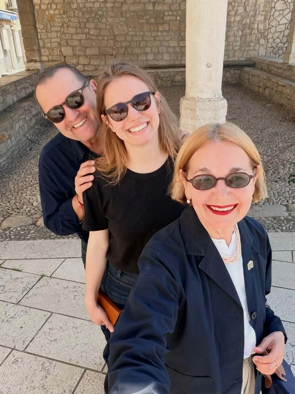 Vitomira Lončar, Ivica Šimić i mlađa žena poziraju na kamenom trgu