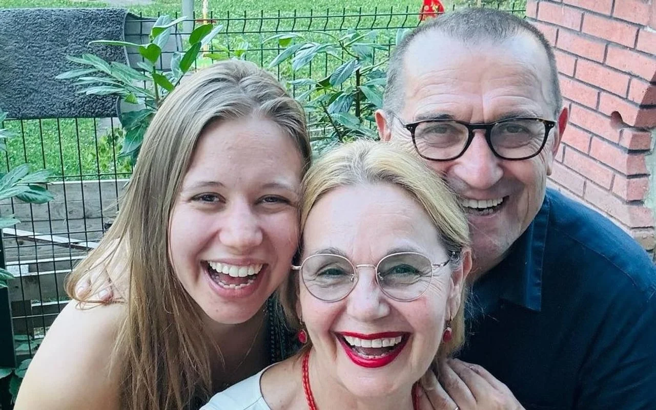 Nasmijani Vitomira Lončar i Ivica Šimić s kćeri u prirodi