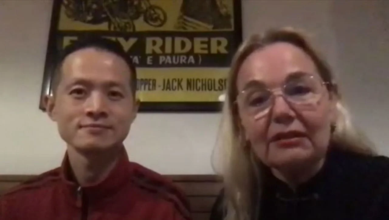 Vitomira Lončar i muškarac azijskog podrijetla ispred filmskog plakata