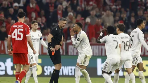 Igrači Real Madrida u polemici sa sudcem tijekom nogometne utakmice.