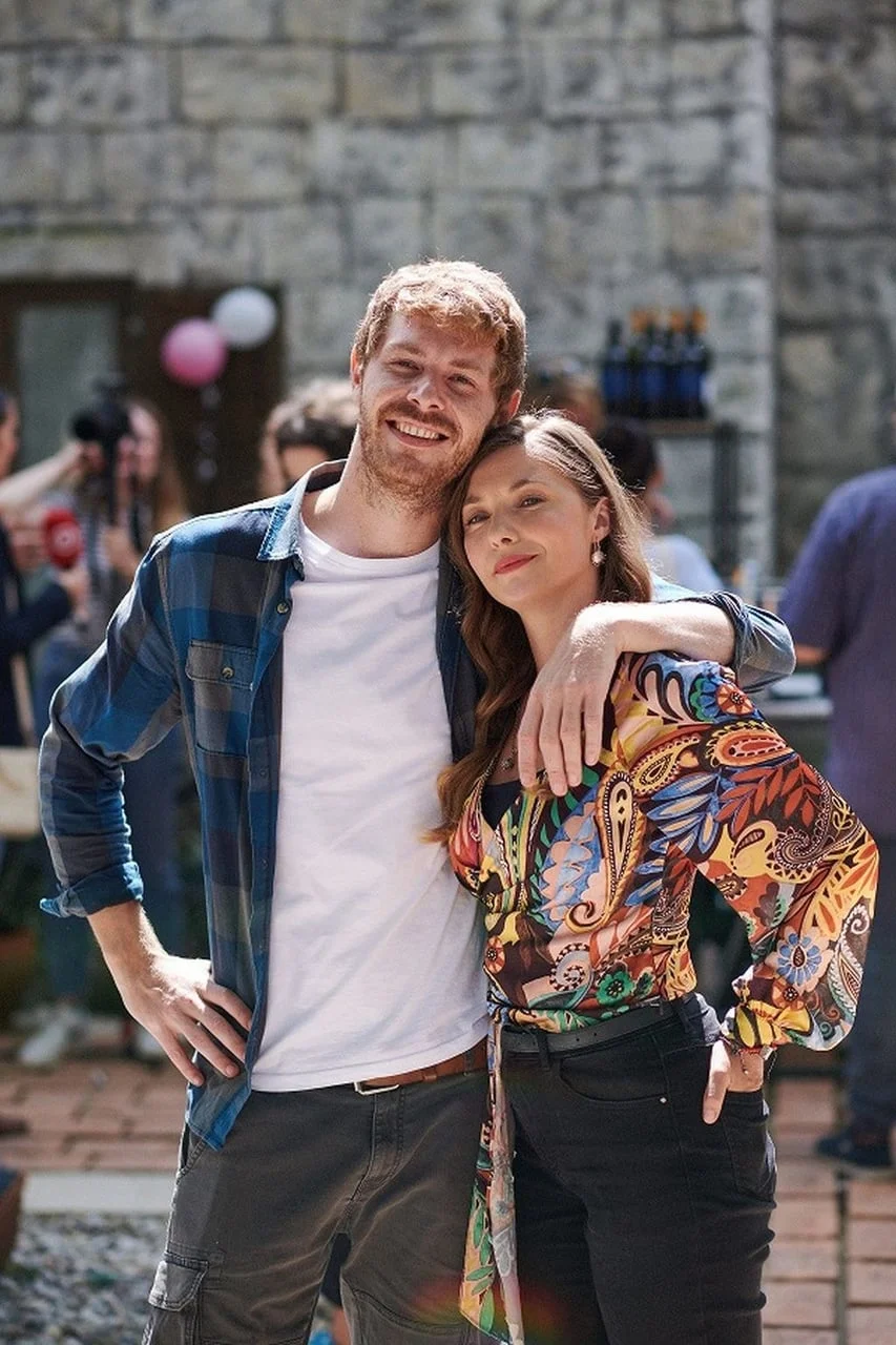 Nasmijani Jagoda Kumrić i Konstantin Haag poziraju zagrljeni na otvorenom.