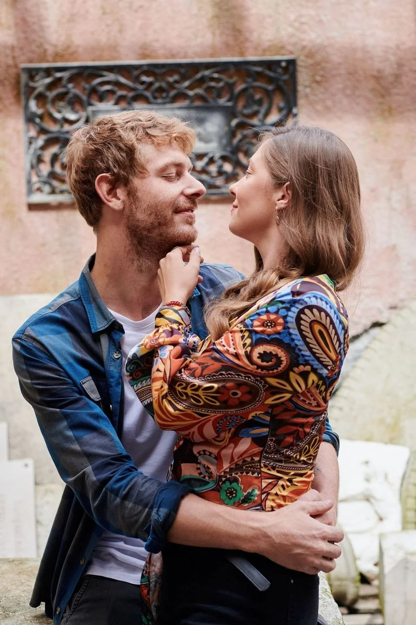 Konstantin Haag nježno drži Jagodu Kumrić za lice dok se gledaju.