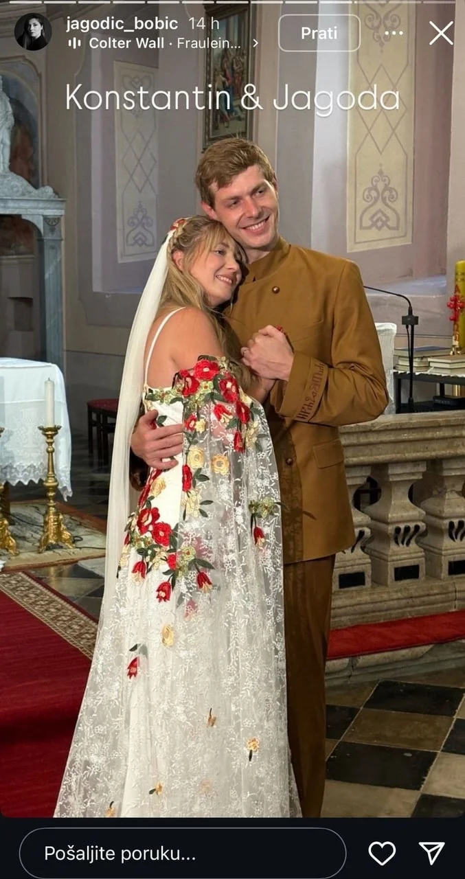 Jagoda Kumrić u vjenčanici i Konstantin Haag u smeđem odijelu u crkvi.