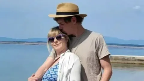 Konstantin Haag grli trudnu Jagodu Kumrić na plaži pored mora.