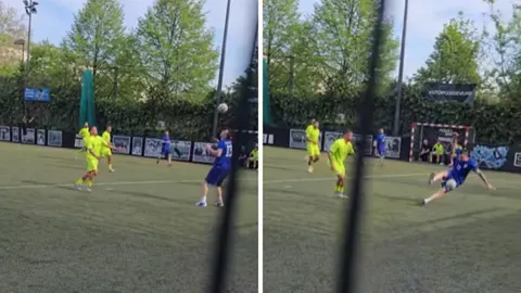 Mario Mandžukić u plavom dresu udara loptu škaricama na nogometnom terenu.