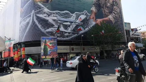 Veliki propagandni mural u Teheranu prikazuje američke zrakoplove u ribarskoj mreži.