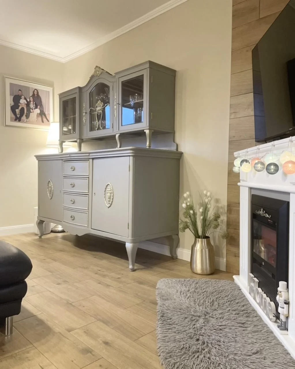 Restaurirani sivi starinski ormar u moderno uređenom dnevnom boravku