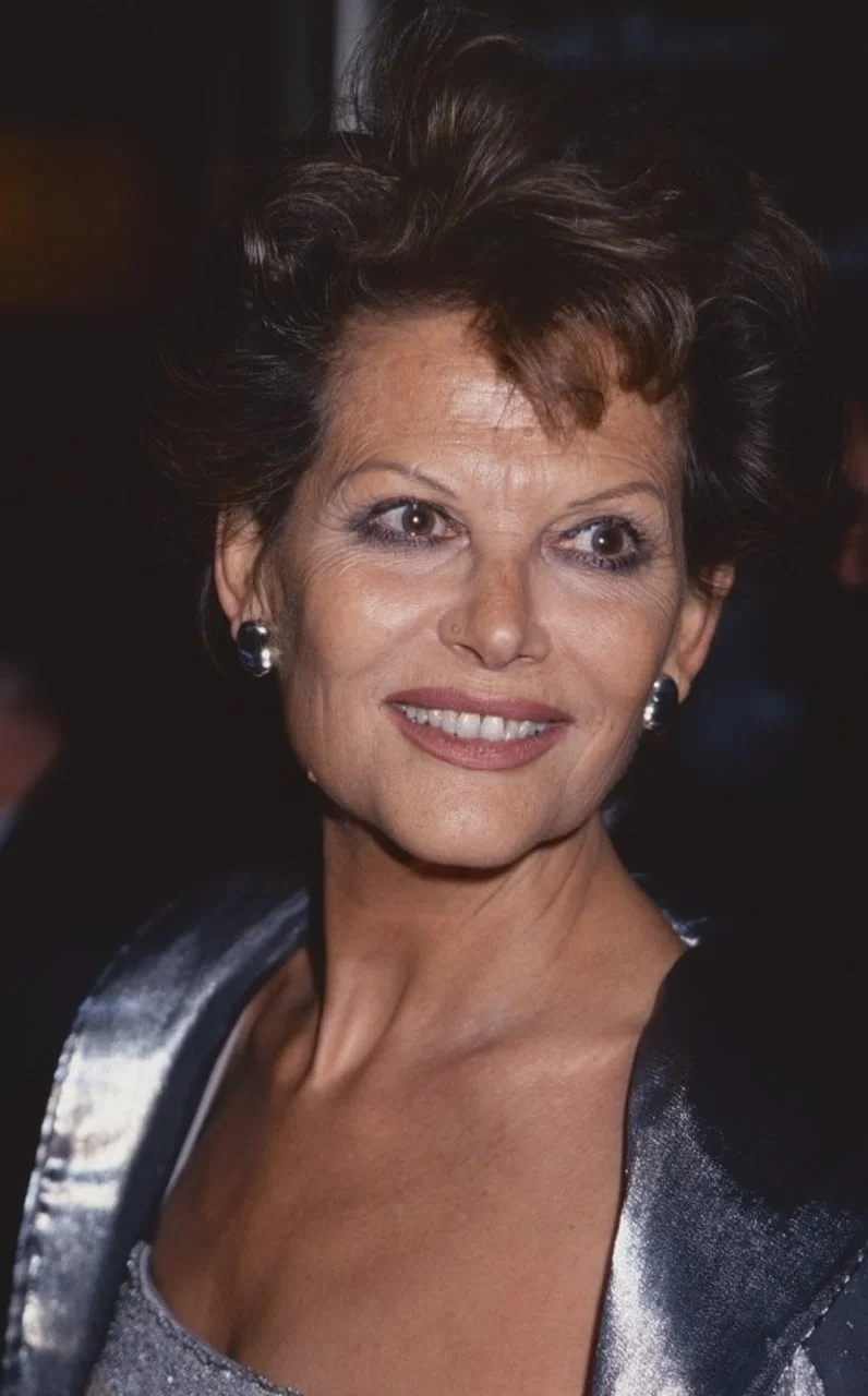 Portret zrele Claudije Cardinale na svečanom događaju