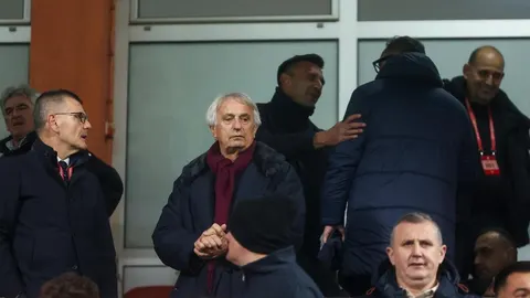 Vahid Halilhodžić s ozbiljnim izrazom lica stoji na tribinama stadiona.