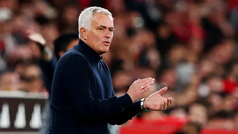 José Mourinho plješće na nogometnom stadionu ispred navijača.