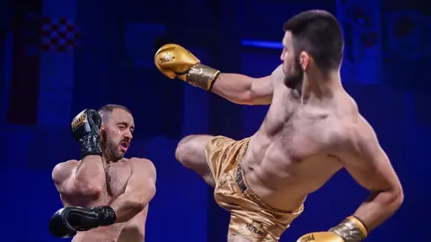 Ivan Bertić pogađa protivnika snažnim kružnim udarcem nogom tijekom kickboxing meča.