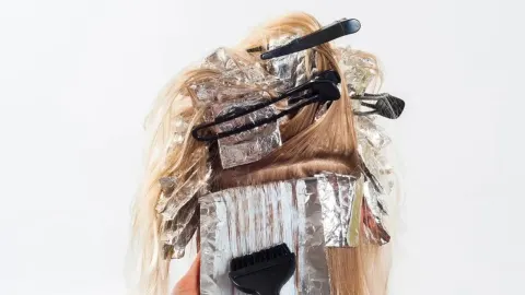 Plava kosa s postavljenom folijom za pramenove i frizerskim priborom.