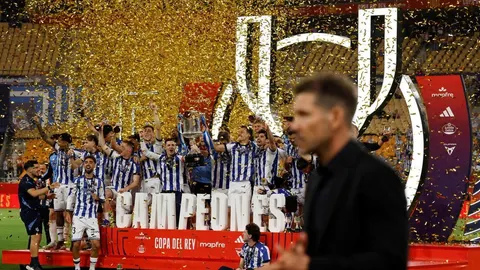 Diego Simeone u krupnom planu dok protivnička ekipa slavi naslov Kupa kralja u pozadini