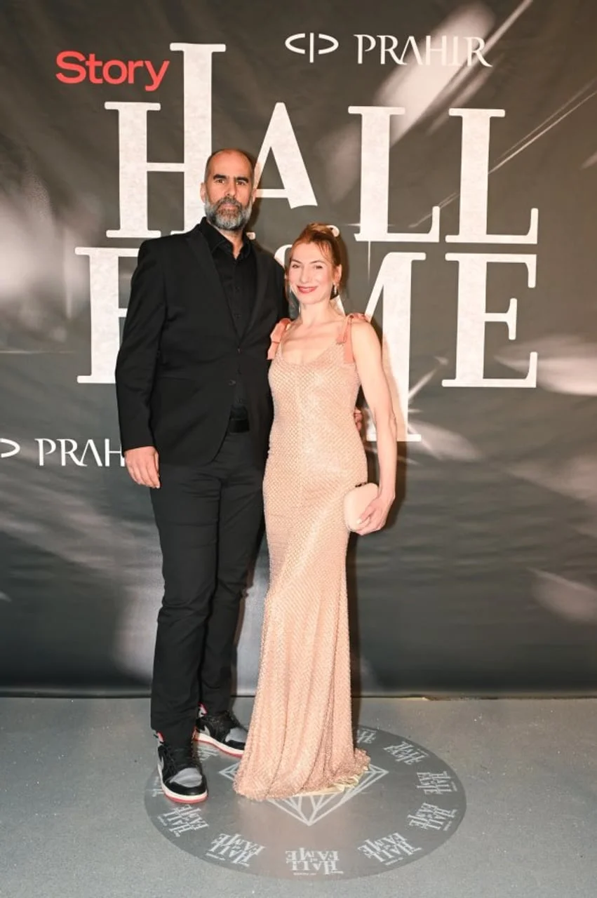 Daria Lorenci Flatz u elegantnoj haljini pored muškarca u crnom odijelu