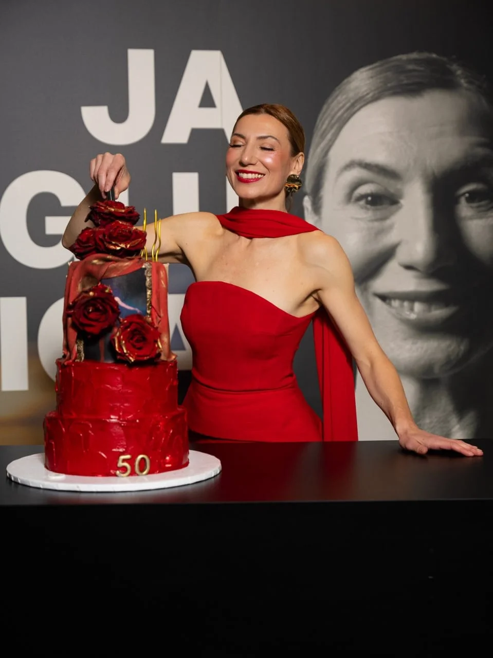 Daria Lorenci Flatz u crvenoj haljini uz veliku rođendansku tortu s brojem 50