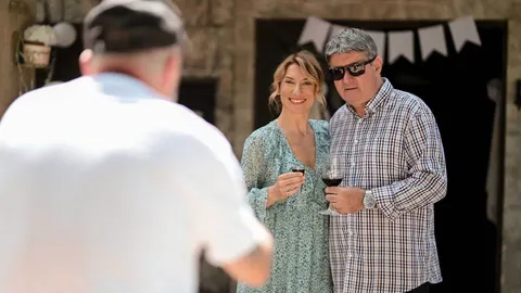 Daria Lorenci Flatz i Vedran Mlikota s čašama pića na otvorenom