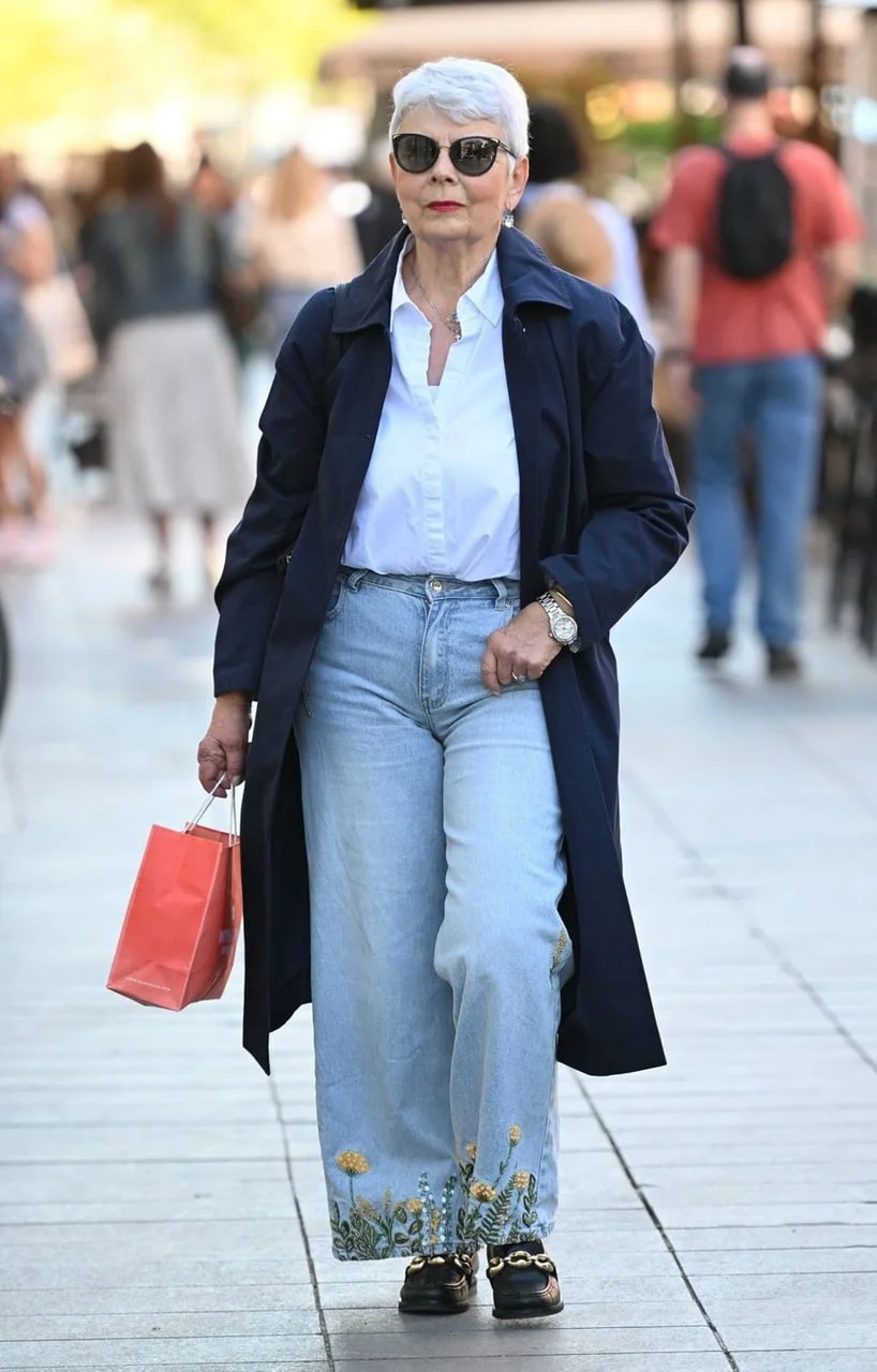 Jadranka Kosor u dugačkom tamnoplavom baloneru i trapericama s cvjetnim vezom.