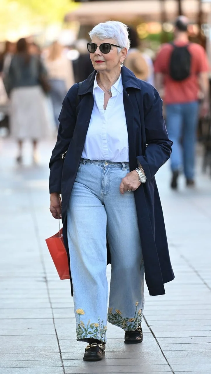 Donji dio hlača s detaljima cvjetnog veza i crne cipele s metalnom kopčom.