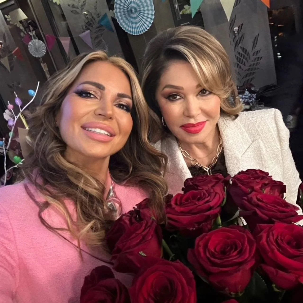 Neda Ukraden i kći Jelena poziraju s buketom crvenih ruža