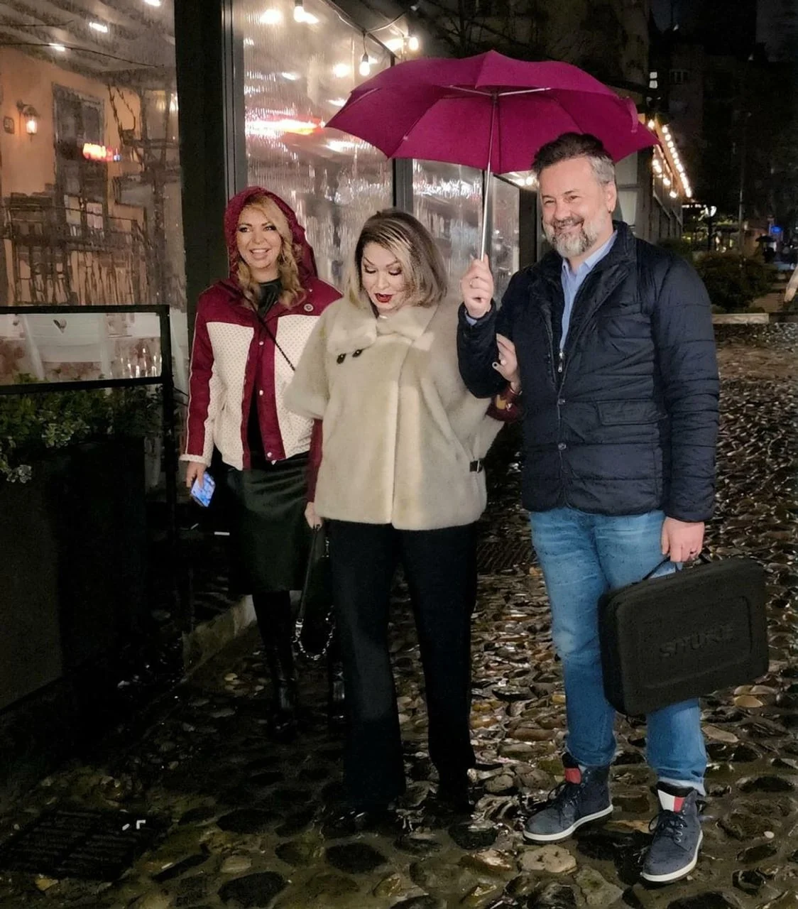 Neda Ukraden, kći Jelena i zet pod kišobranom na ulici