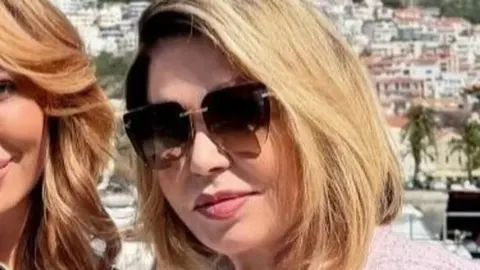 Portret Nede Ukraden sa sunčanim naočalama na otvorenom