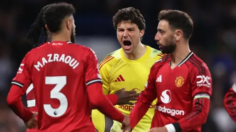 Igrači Manchester Uniteda Mazraoui, Fernandes i vratar Bayindir slave na terenu.