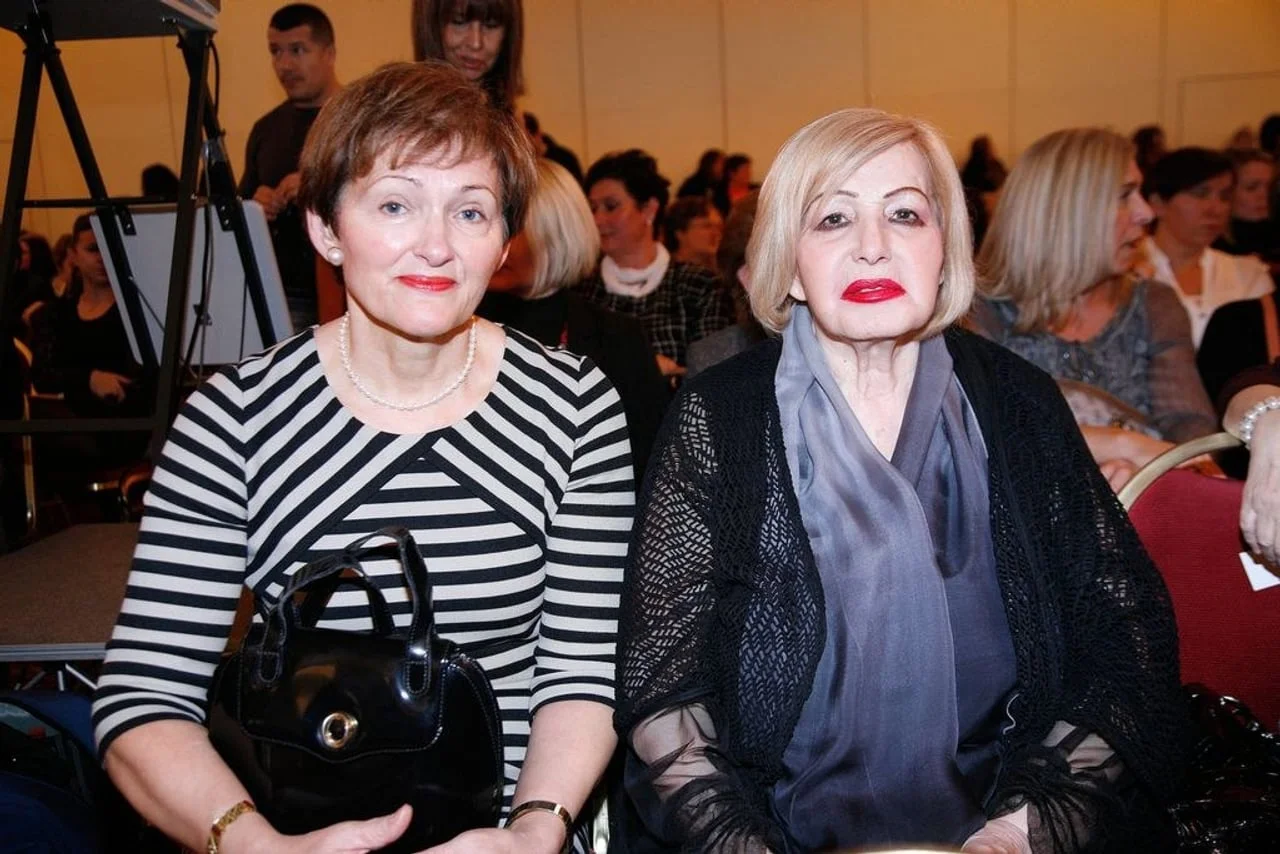 Danijela Car sjedi u publici s kolegicom na društvenom događaju