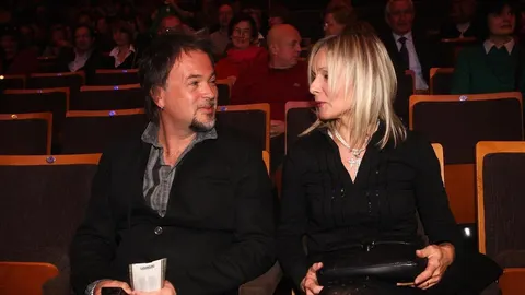 Gibonni i supruga Sanja sjede u kazalištu i razgovaraju.