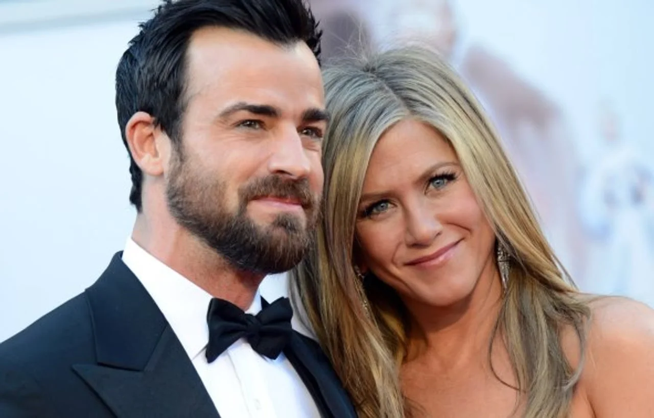 Krupni kadar Justina Therouxa s leptir mašnom i Jennifer Aniston na premijeri.