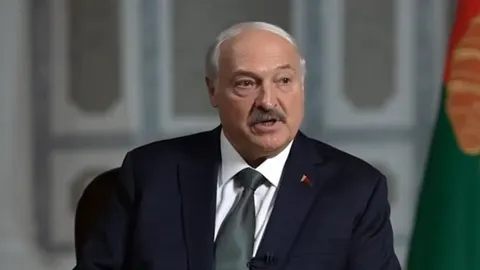 Aleksandar Lukašenko u tamnom odijelu s kravatom tijekom službenog obraćanja