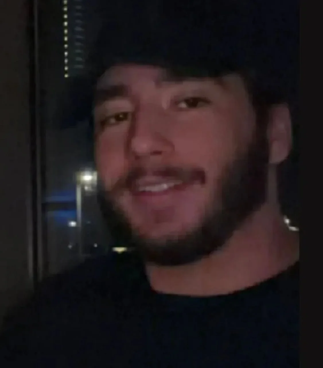 Kratki krupni plan Kana Džinovića sa šeširom na glavi