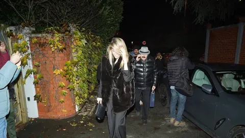 Melina i Haris Džinović izlaze iz objekta okruženi fotografima