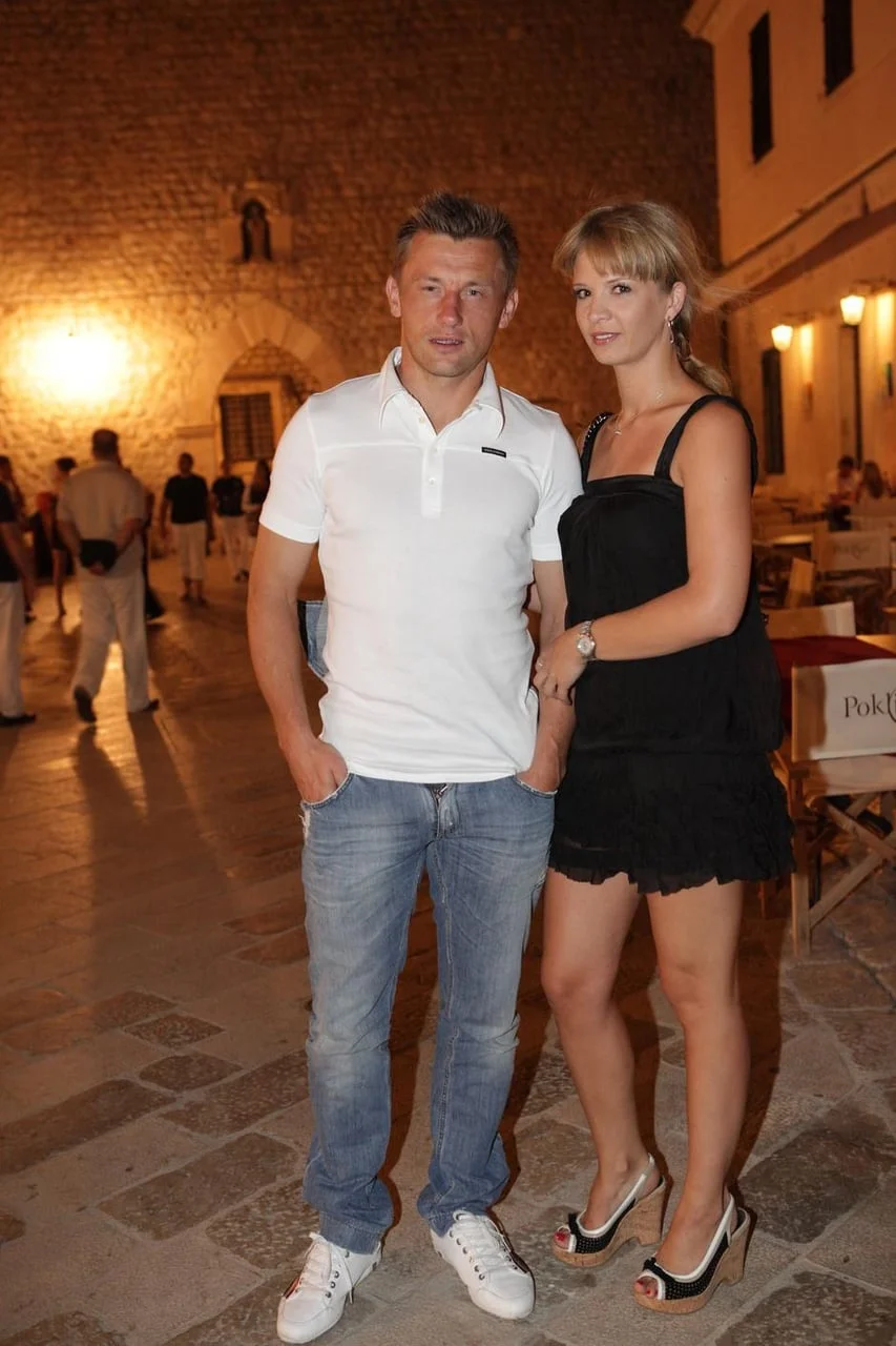 Ivica i Natalie Olić poziraju zajedno na kamenoj ulici navečer